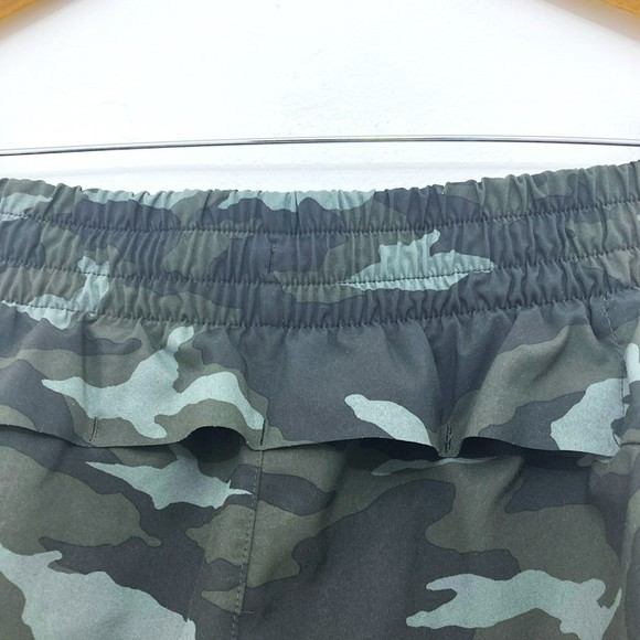 ⭐ Athleta Mesh Racer Run Short Camo Olive Size S - Picture 9 of 15
